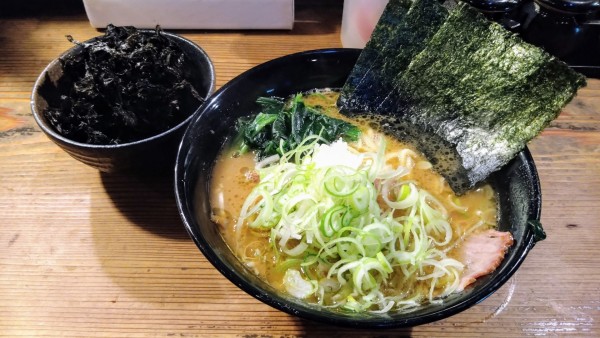 「ラーメン(麺硬め･味濃いめ)+岩海苔･ネギ(サービス)」@家系ラーメン クックらの写真