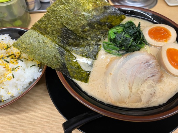 「醤油ラーメン 味玉」@横浜家系ラーメン 松田家 日本橋室町店の写真