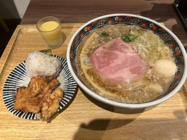 「醤油らーめん香＋おにぎり&唐揚げセット」@TAMOTSUの写真