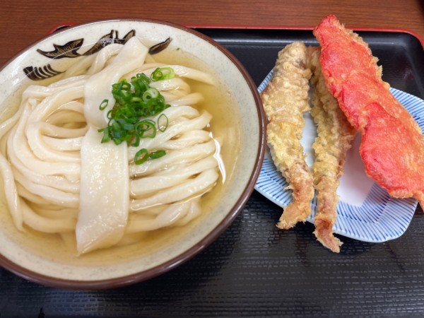 「ひやあつうどん、中、紅生姜天、ゲソ天」@讃岐うどん いわいの写真