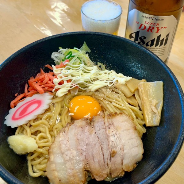 「一平ソバ（並）＋生卵＋アサヒビール」@油ソバ専門店 一平ソバの写真