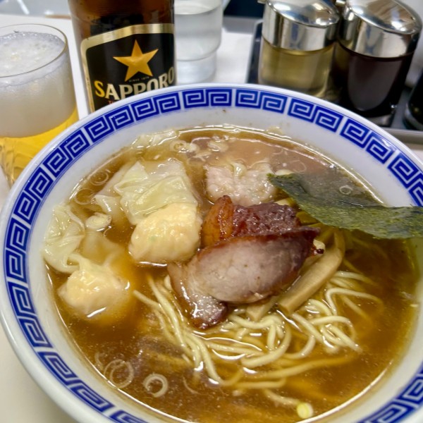 「ワンタン麺（ミックス）＋ビール（中瓶）」@支那そば いしはらの写真