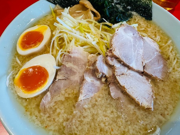 「ネギ味噌チャーシュー麺（1150円）と味玉（120円）、まるいち」@ラーメンショップ まる壱の写真