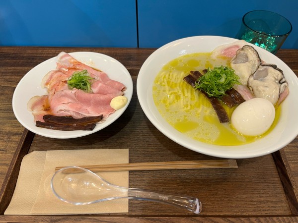 「牡蠣塩ラーメン 味玉 肉丼」@むかん 初台の写真