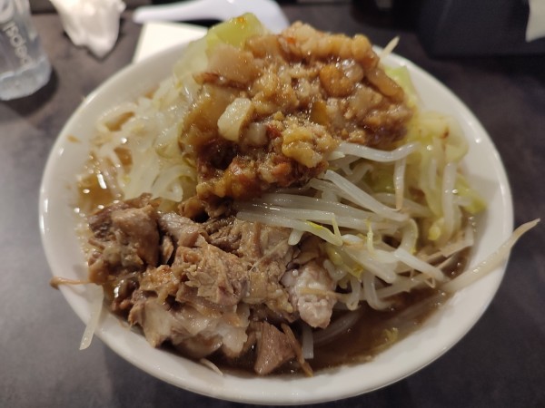 「ラーメン少なめ（ヤサイアブラ）＋ほぐし豚」@Hi-Fat Noodle BUTCHER’Sの写真