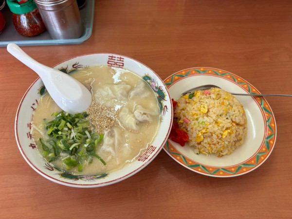 「ワンタンメンとミニ焼き飯」@丸元ラーメンの写真