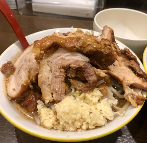 「豚2枚ラーメン並 生卵 950+50円」@ラーメン イエロー 御徒町店の写真