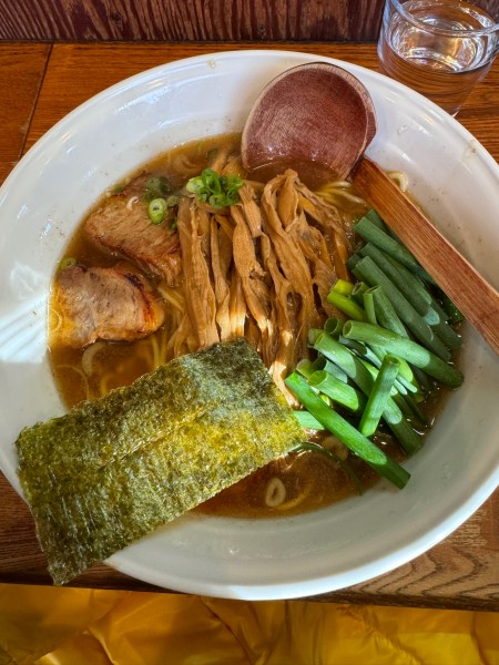 「メンマラーメン醤油大盛りトッピングネギ」@麺や 八雲の写真