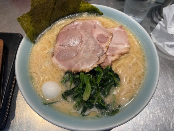 「醤油豚骨ラーメン700円＋麺増し100円」@○花の写真
