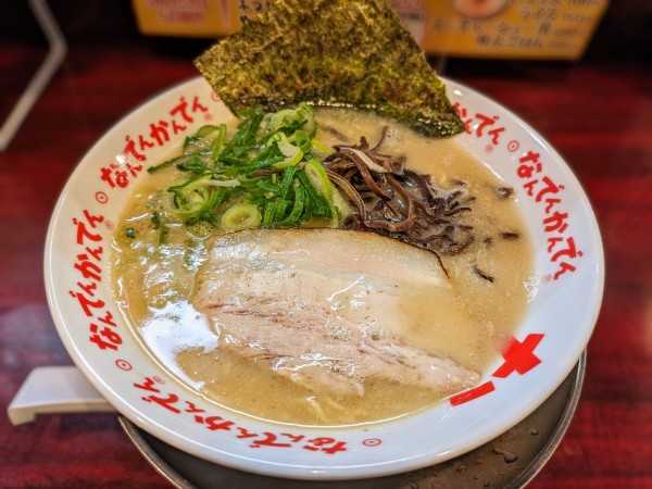 「豚骨ラーメン」@なんでんかんでん 西新宿店の写真