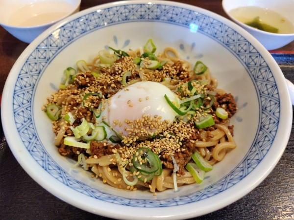 「温玉のせ汁なし担々麺　※スープ付き　＋杏仁豆腐：クーポン」@城満の写真