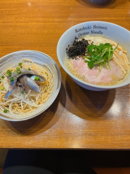 「濃厚かきそば並盛+いわしそば」@寿製麺よしかわ 川越店の写真