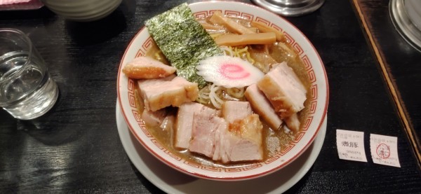 「いりこ川崎（濃口）+煮豚」@らぁめん大山 アトレ川崎店の写真