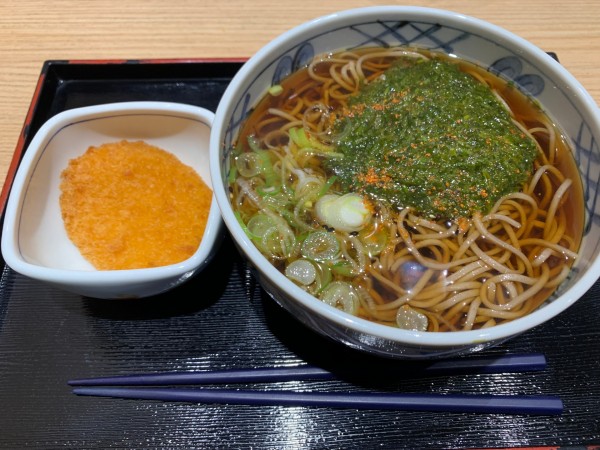 「ぎばさそば660＋コロッケ70＝730円」@駅そば しらかみ庵の写真