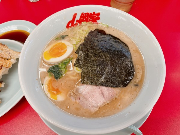 「醤油ラーメン 味玉トッピング」@ラーメン山岡家 加古川平岡店の写真