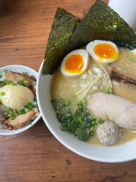 「特製濃厚鶏塩そば 鶏親子丼」@自家製麺 くまがいの写真