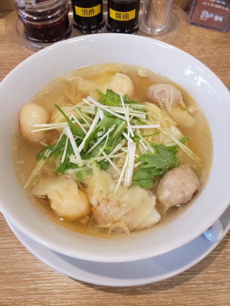 「ミックスワンタン麺　塩」@手包ワンタン専門店 港味の写真