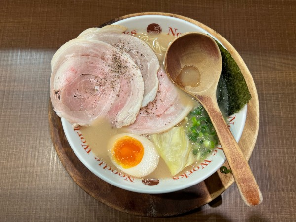 「ちゃーしゅーめん 940円 替玉 100円」@Noodle Works -BALI- 藤沢店の写真