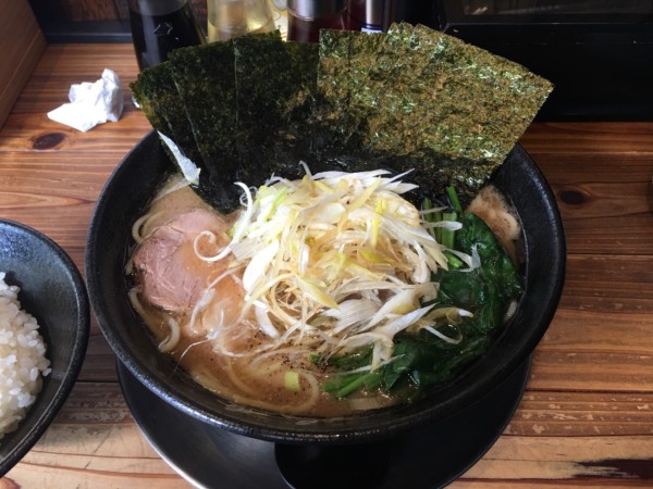 「らーめん醤油大 海苔・ネギトピ」@らーめん五葉 上福岡西口駅前店の写真