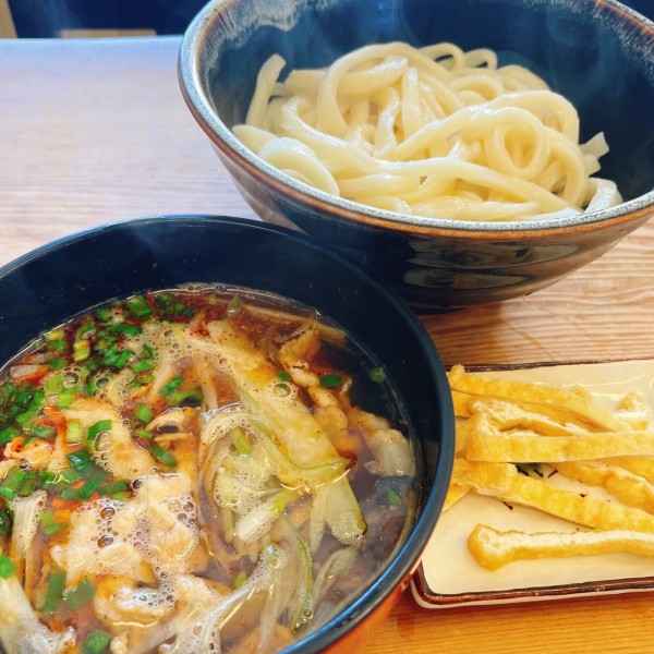 「うま辛肉うどん 半もり 油揚 605円」@元祖田舎っぺうどん 熊谷下奈良店の写真