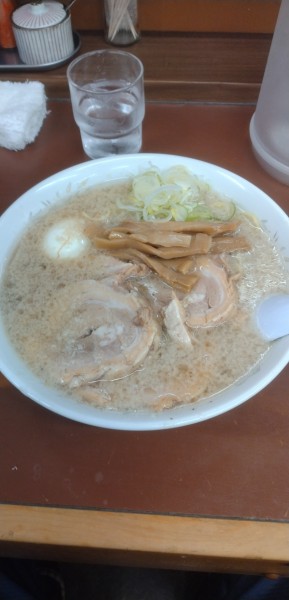 「ｶﾞﾝｼﾞｬﾁｬｰｼｭｰﾒﾝ＋ﾗｲｽ」@ラーメン ひかりの写真