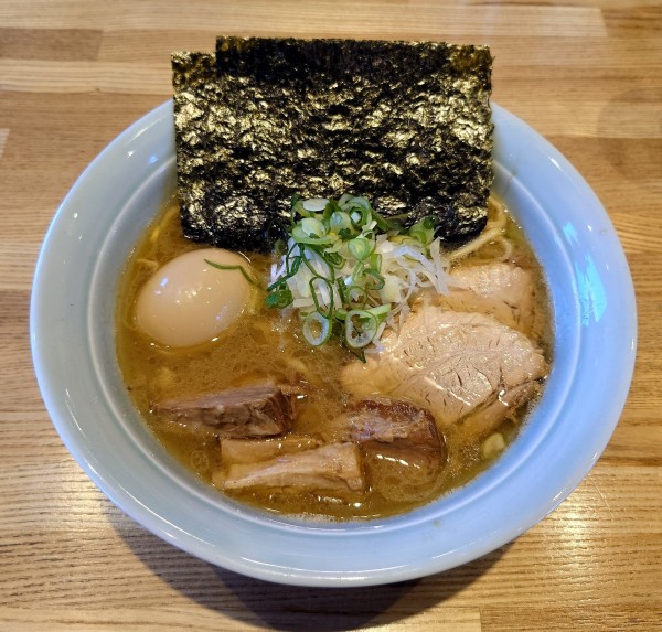 「豚骨醤油+味玉チャーシュー(麺少なめ、1150円)」@豚骨醤油 三輪の写真