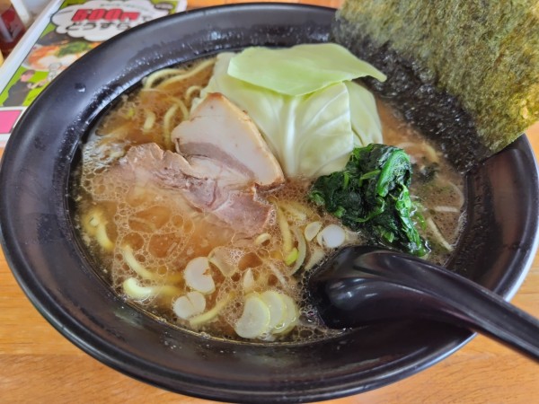 「とんこつ醤油ラーメン　：あじこめ＆かため　※㋗で５００円」@横浜ラーメン 萬年家の写真