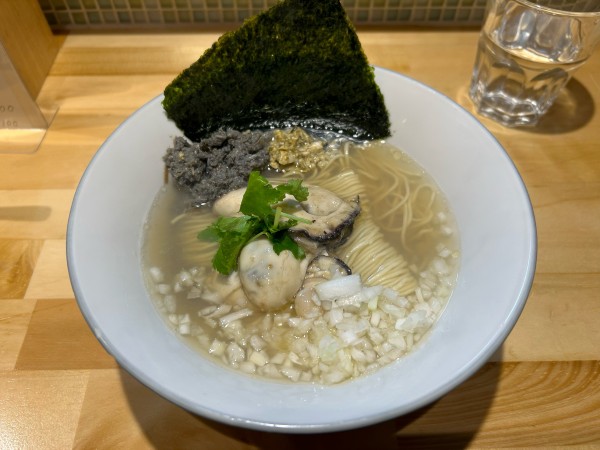 「かき煮干しそば　かきコンフィー添え」@猫と月の写真