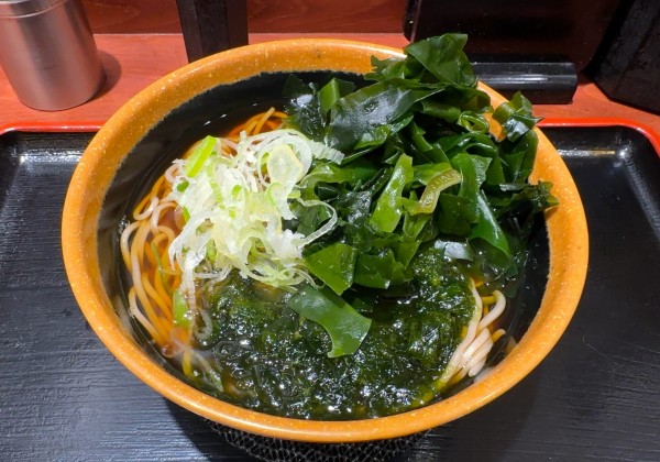「あおさわかめそば(490円)」@そば処 めとろ庵 錦糸町店の写真