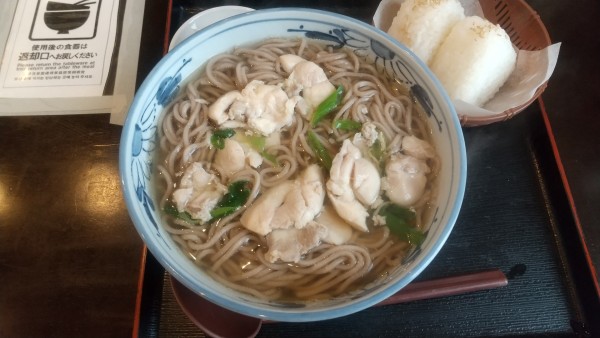 「とりねぎそば750円、おにぎり220円」@まねき 吉方店の写真