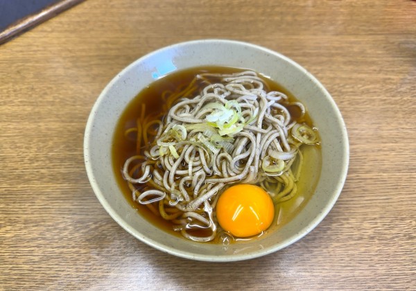 「かけそば(400円)+生たまご(サービス)」@都そば 京成高砂駅店の写真