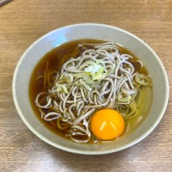 かけそば(400円)+生たまご(サービス)