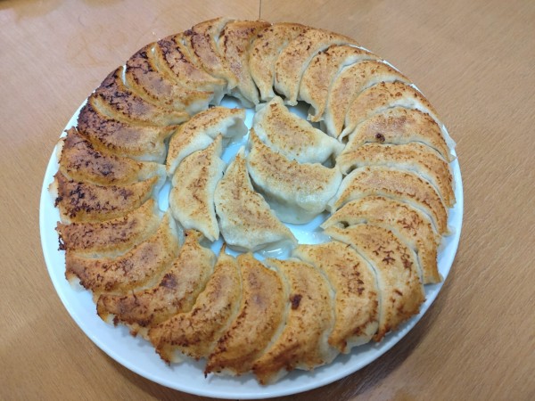 「円盤餃子（一皿30個）　１９８０円」@満腹の写真