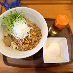 肉みそあえめん(太麺.温泉卵付き)940円