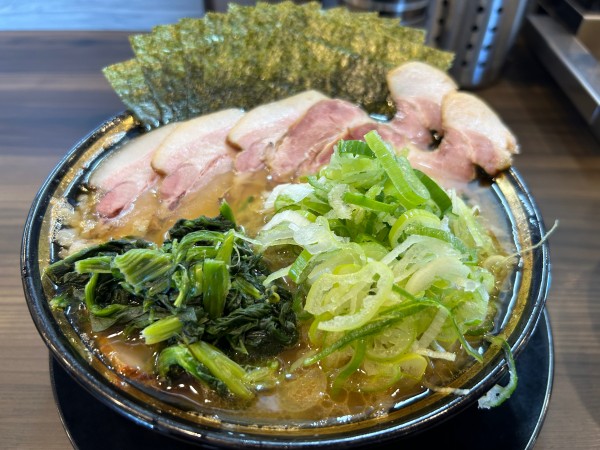 「チャーシューメン5枚　のり　背脂　フォロワーサービス薬味ネギ　カ」@家系ラーメン がくの写真