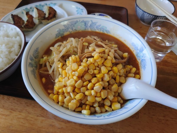「B5セット 地獄ラーメン2辛コーントッピン+餃子4個+ライス」@らーめん 55の写真