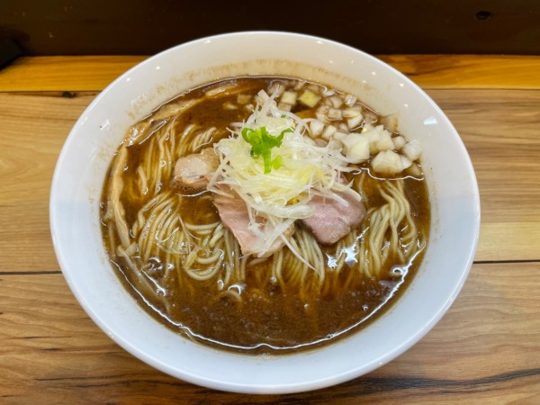 「魚介香る醤油ラーメン」@麺屋 秀彬の写真