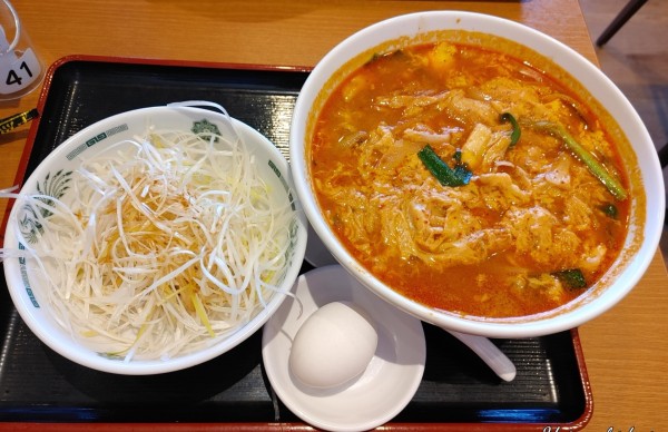 「チゲ味噌ラーメン（690円）、細切りネギ、温泉玉子」@日高屋 鴻巣下忍店の写真