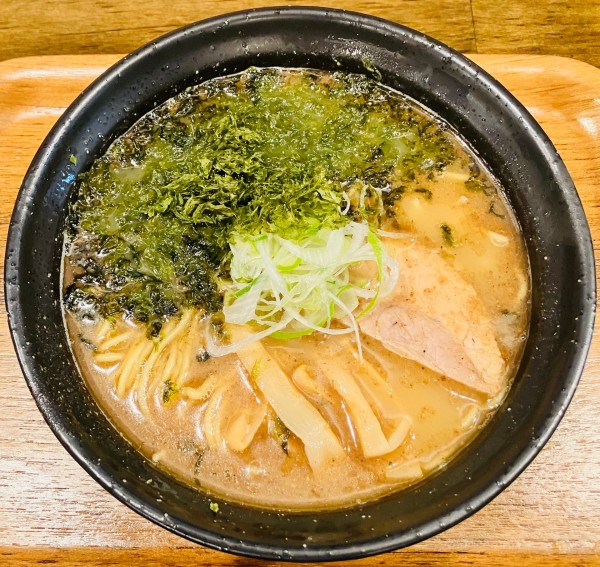 「らーめん [ﾄｯﾋﾟﾝｸﾞ]磯海苔　+替玉」@麺処福吉 Higa-Tokoの写真