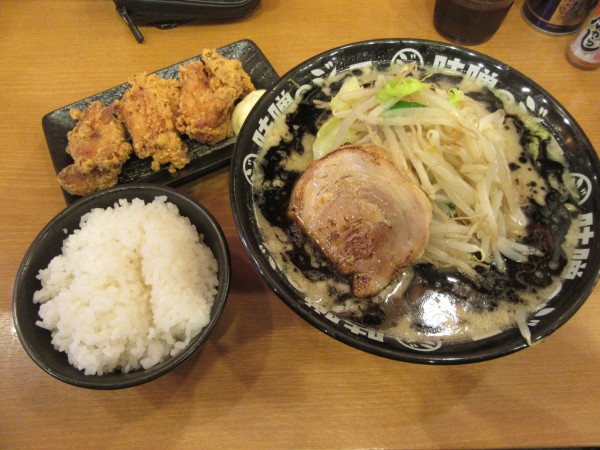 「味噌ブラック(920円)+唐揚セット380円」@味噌のジョー 牛久店の写真