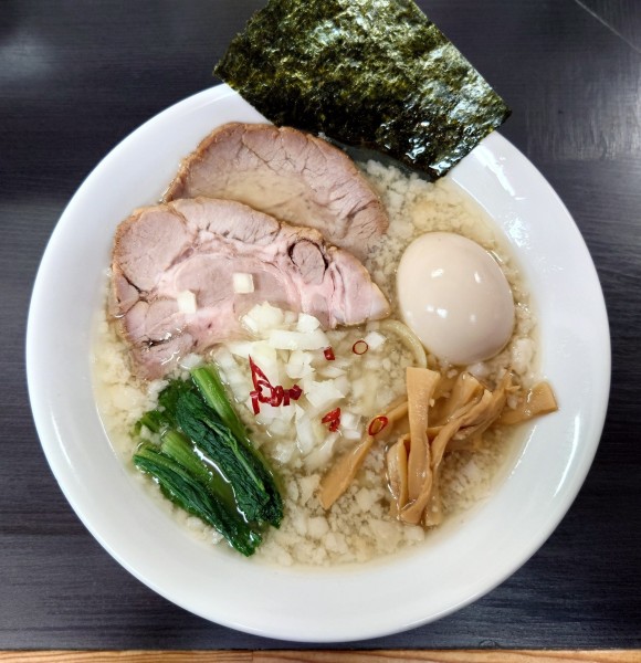 「にぼ背脂塩+味玉(1150円)」@自家製手打ち麺 禿の写真