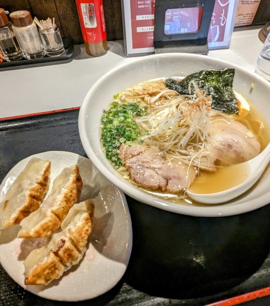 「煎酒ラーメン 930円 ＋ ランチ餃子(3個)200円」@煎酒と麺 しもきはらの写真
