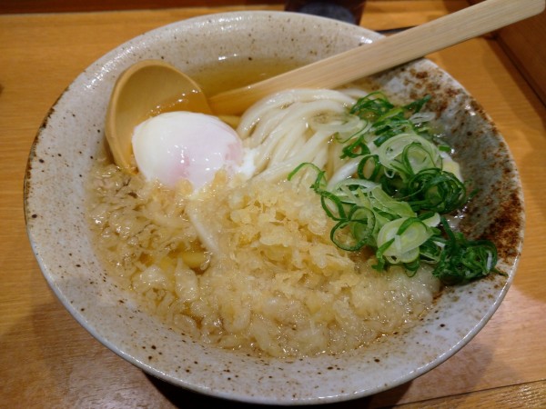 「温かけうどん(490円)+温玉(150円)」@ふたば製麺の写真