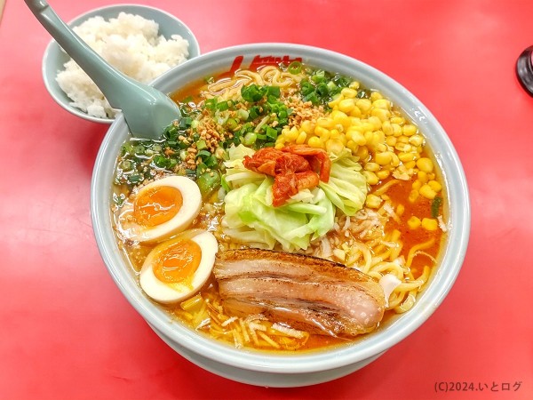 「旨辛スタミナらーめん（大盛＋大盛＋味玉＋コーン）」@山岡家 山梨甲斐店の写真