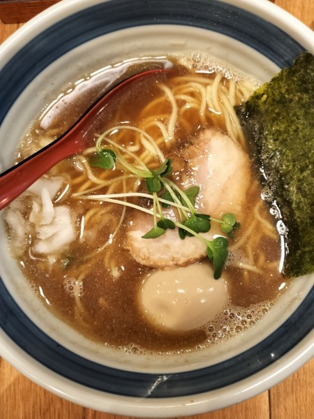 「手打ちわんたん麺（醤油)＋味玉」@中華そば 麦笑 本所吾妻橋店の写真