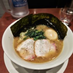 CHABUTON式横浜家系らぁ麺+味付半熟玉子