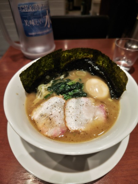 「CHABUTON式横浜家系らぁ麺+味付半熟玉子」@ちゃぶ屋 とんこつ らぁ麺 CHABUTON ヨドバシ横浜店の写真