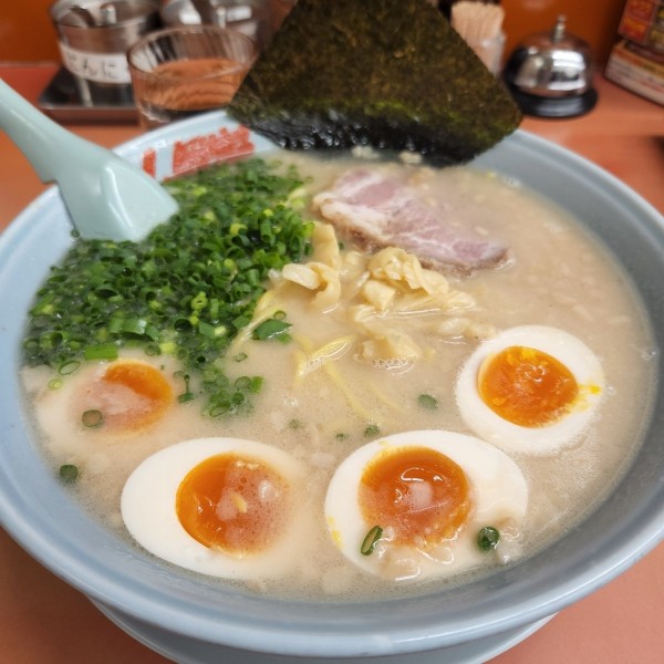 「プレミアム塩豚骨大盛味玉tp」@ラーメン山岡家 熊谷店の写真