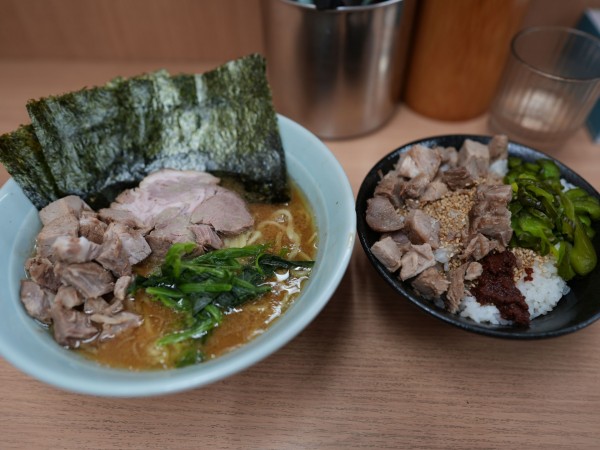 「日吉味噌 並 麺硬め＋油多め＋ライス 中＋朝のサービスチャー」@横浜ラーメン 武蔵家 日吉店の写真
