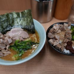 日吉味噌 並 麺硬め＋油多め＋ライス 中＋朝のサービスチャー